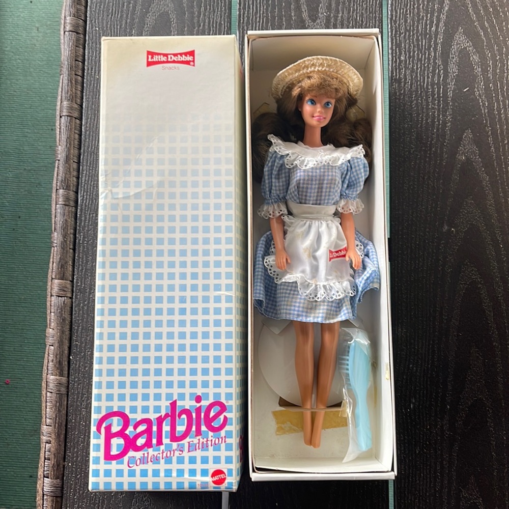 - NRFB.  Vintage Little Debbie Barbie Doll 🍿🥨